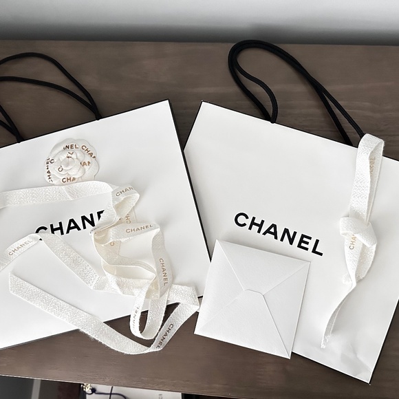 Chanel Beauty 2024 Paper bags with camellia, ribbon and card - Picture 1 of 3